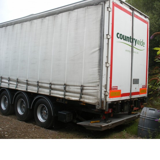 2002 FREUHAUF c/w TAIL LIFT in Curtain Siders Trailers