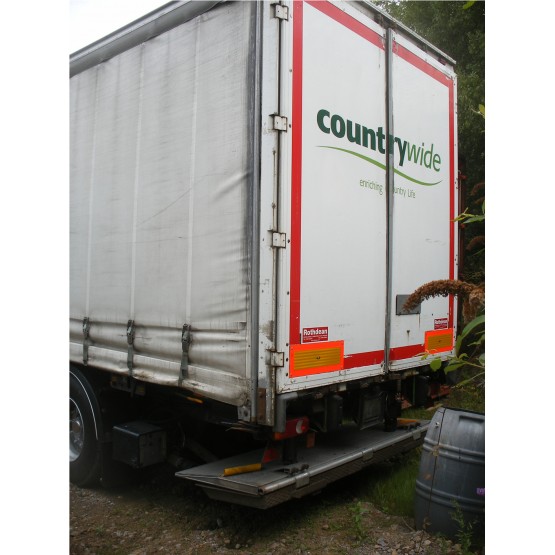 2002 FREUHAUF c/w TAIL LIFT in Curtain Siders Trailers