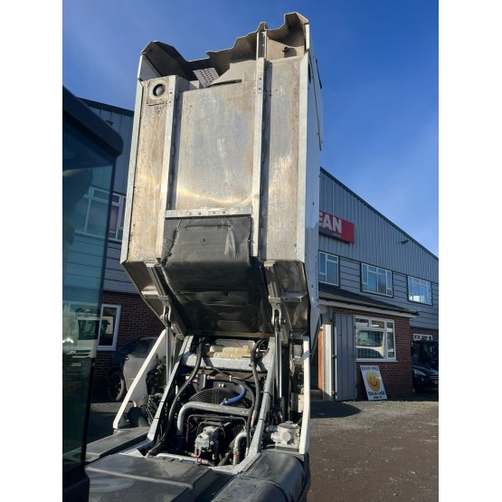 2016 SCHMIDT SWINGO 200+ ROAD SWEEPER in Compact Sweepers