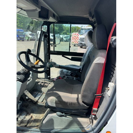 2018 JOHNSTON CX201 in Compact Sweepers